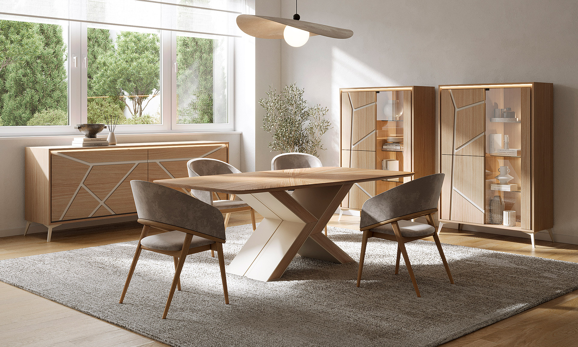 Photo d'une collection pour salle à manger, composée d'un buffet, de deux vitrines, d'une table et de chaises. La collection est en bois de chêne blond avec une finition graphique en lignes blanc cassé.